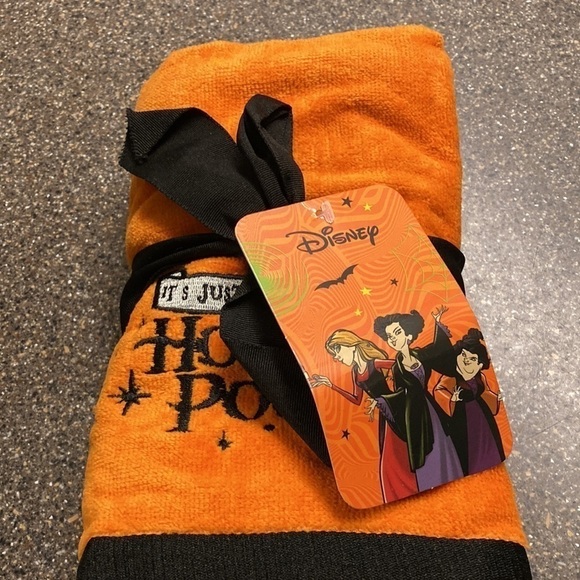 NWT! DISNEY "IT'S JUST A BUNCH OF HOCUS POCUS " HAND TOWELS SET OF 2 - Picture 3 of 6